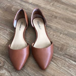 Breckelle’s Pointed Toe Flats